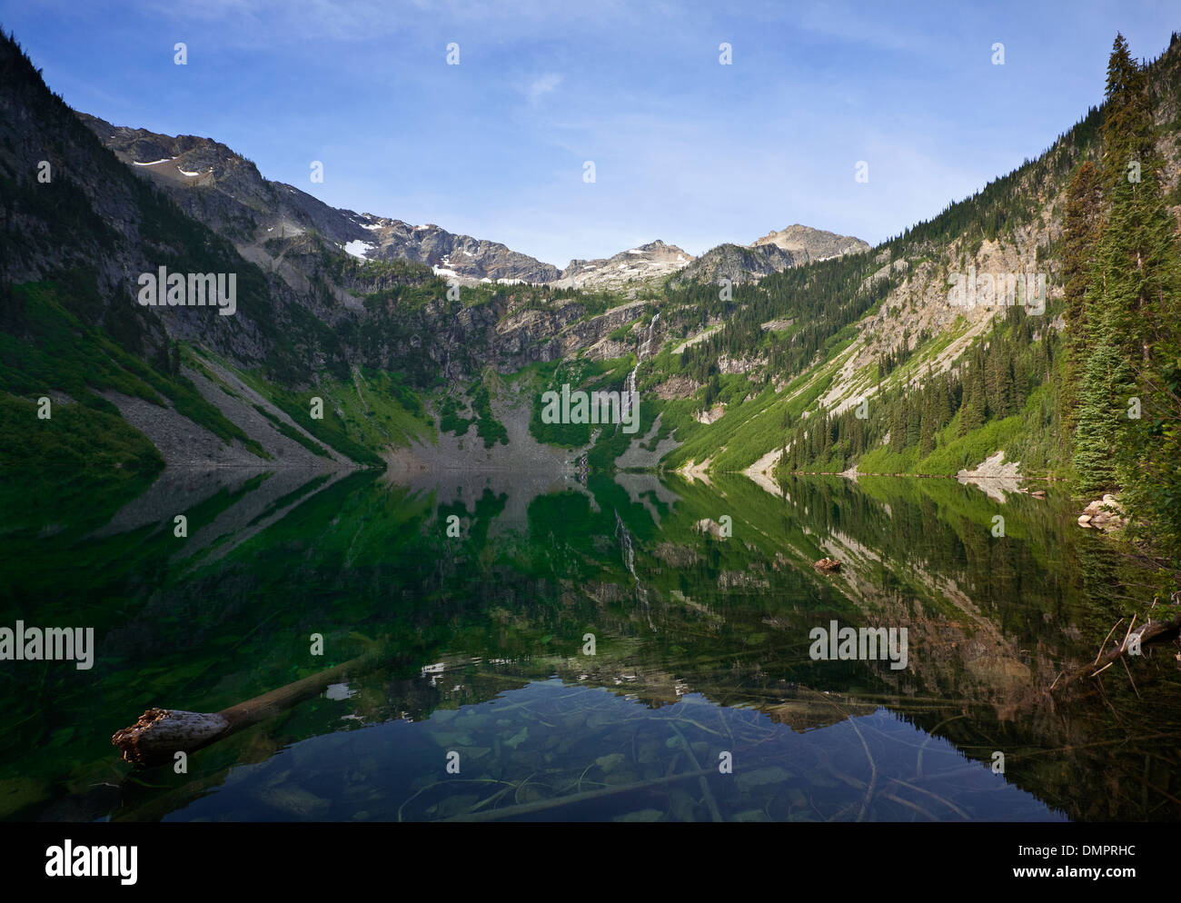 WASHINGTON - Rainy Lake, in der Nähe von Rainy Pass, am Highway 20 in den North-Cascades. Stockfoto