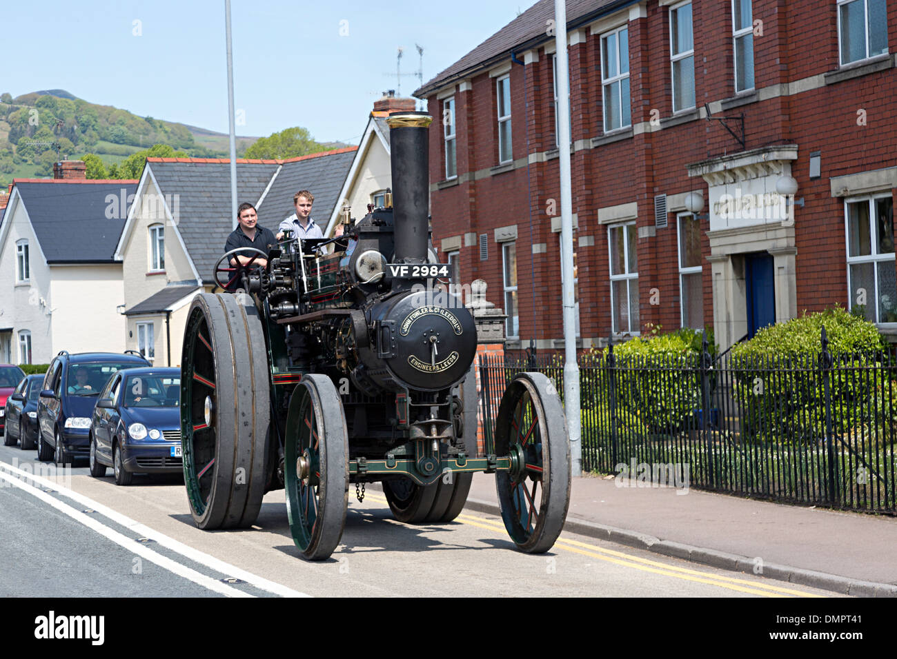 Dampf-Rallye mit Dampfmaschine auf öffentlichen Straßen, Abergavenny, Wales, UK Stockfoto