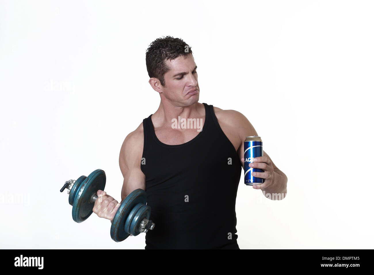 nicht sicher, ob er sollte einen Schluck Bier oder mit seiner Arbeit weitermachen, männlichen bodybuilder Stockfoto
