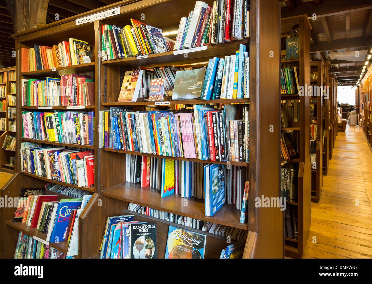 Gebrauchte Bücher in den Regalen, Hay on Wye, UK Stockfoto