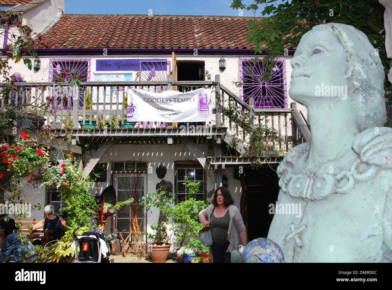 Bunte Läden an Glastonbury Erfahrung aus Glastonbury High Street Somerset England Stockfoto