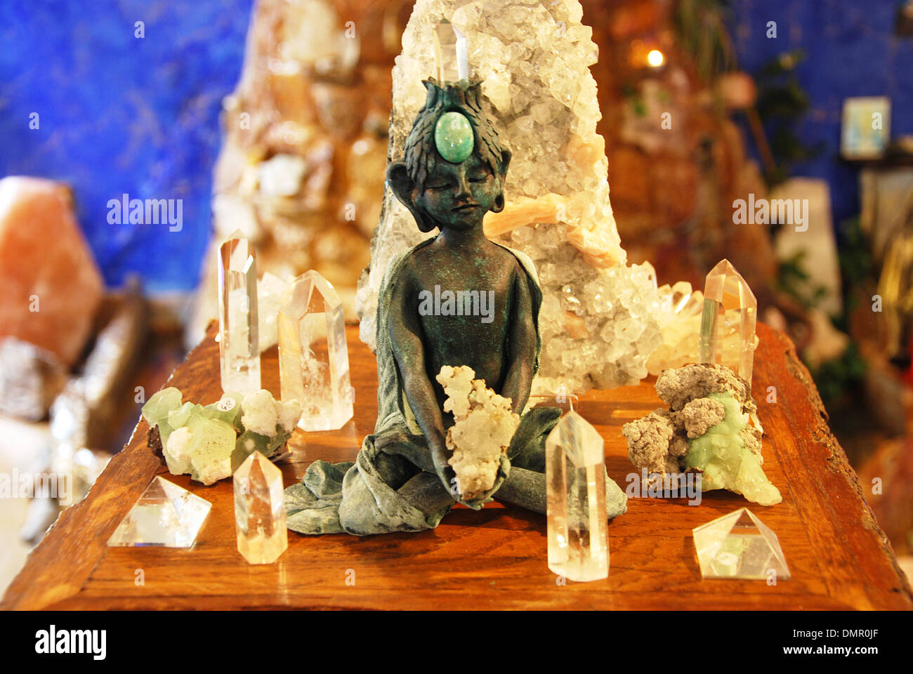 Bunte Shop bei Glastonbury Erfahrung aus Glastonbury High Street Somerset England Stockfoto