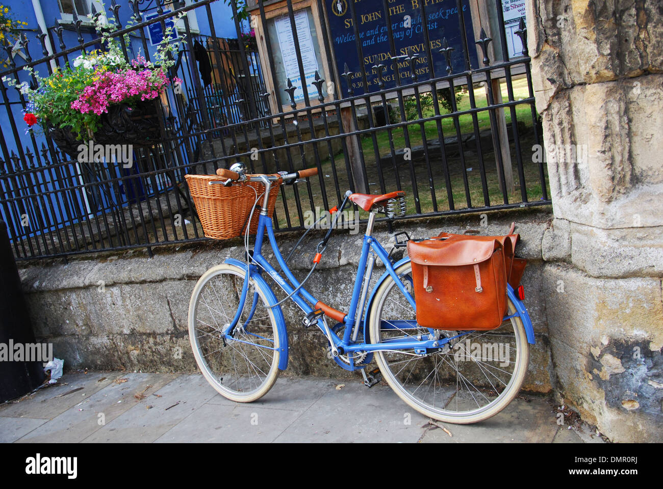 blaue Fahrrad in Glastonbury High Street, Somerset UK Stockfoto