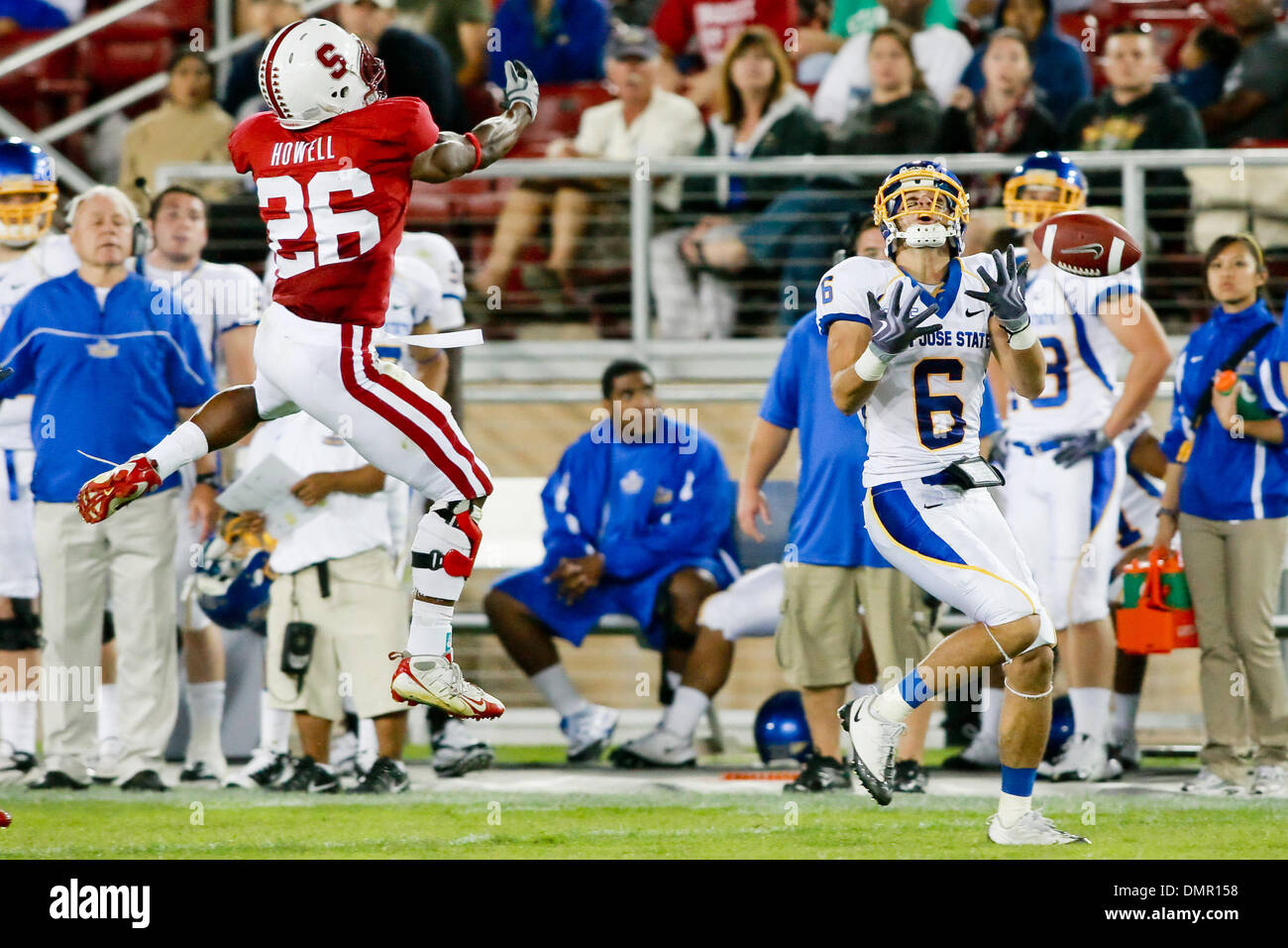 Stanfords Delano Howell (26) gegen San Jose State Kevin Jurovich (6) während der Spielaktion im Stanford Stadium in Stanford Calif am Samstag. Die Stanford Cardinals geschlagen San Jose State Spartans 42-17. (Kredit-Bild: © Konsta Goumenidis/Southcreek Global/ZUMApress.com) Stockfoto