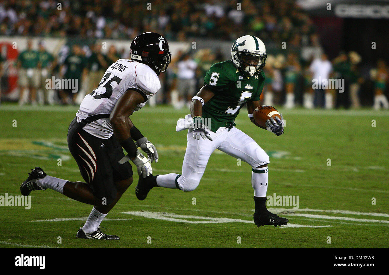 Südflorida Runningback Lindsey Lamar #5 läuft der Ball in der ersten Hälfte der South Florida gegen Cincinnati College-Football-Spiel statt im Raymond James Stadium in Tampa, FL. (Credit-Bild: © Chris Grosser/Southcreek Global/ZUMApress.com) Stockfoto