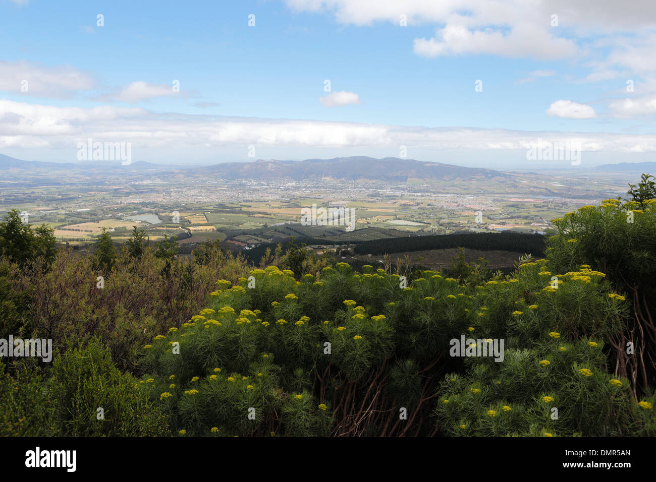 Luftaufnahme von Paarl und umliegenden Farmen und Berge von Du Toitskloof Pass genommen Stockfoto