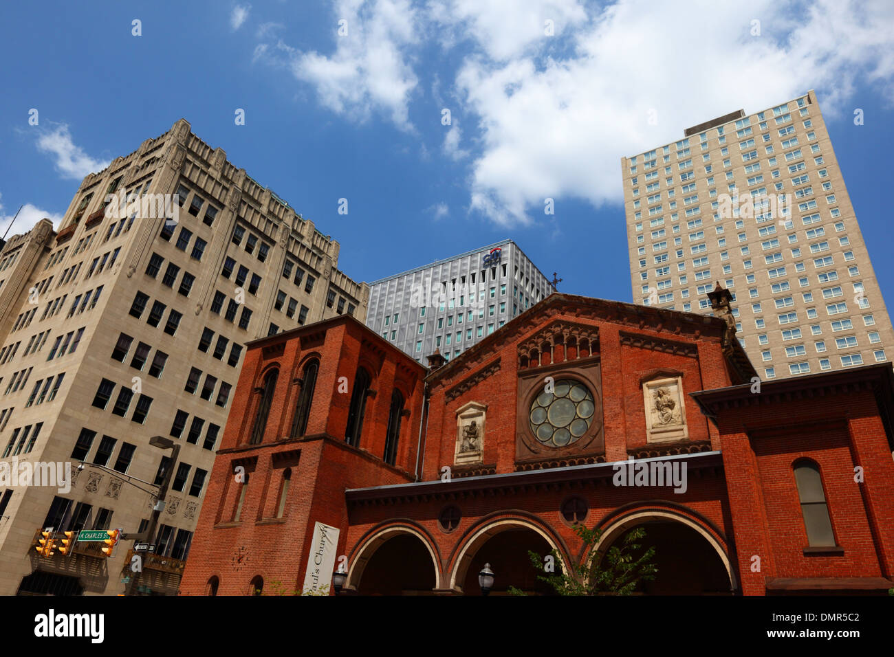 St. Paul's Protestant Episcopal Church / Old St. Paul's Church, Embassy Suites Baltimore Downtown Hotel auf der rechten Seite, Baltimore, Maryland, USA Stockfoto