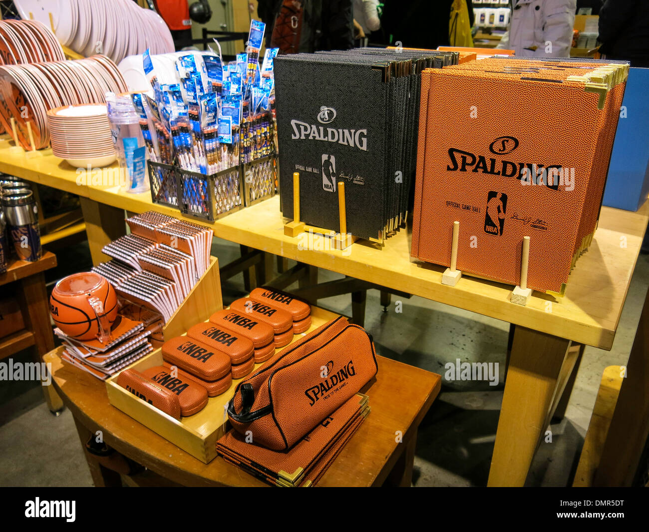 Spalding Basketball Leather Products, NBA Store Interior, Fifth Avenue, NYC 2013 Stockfoto