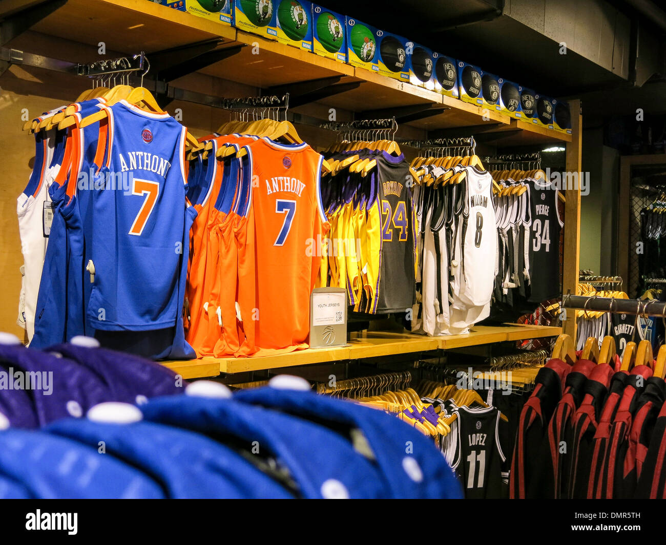 NBA Store Interieur, Fifth Avenue, New York Stockfoto