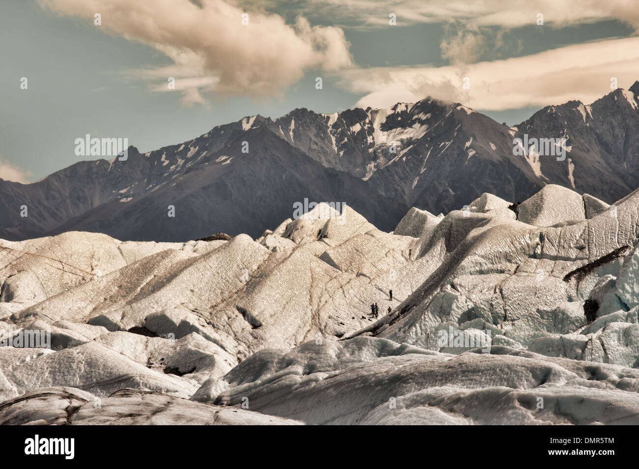 Matanuska Gletscher im Sommer mit Bergsteigern auf dem Eis. Stockfoto