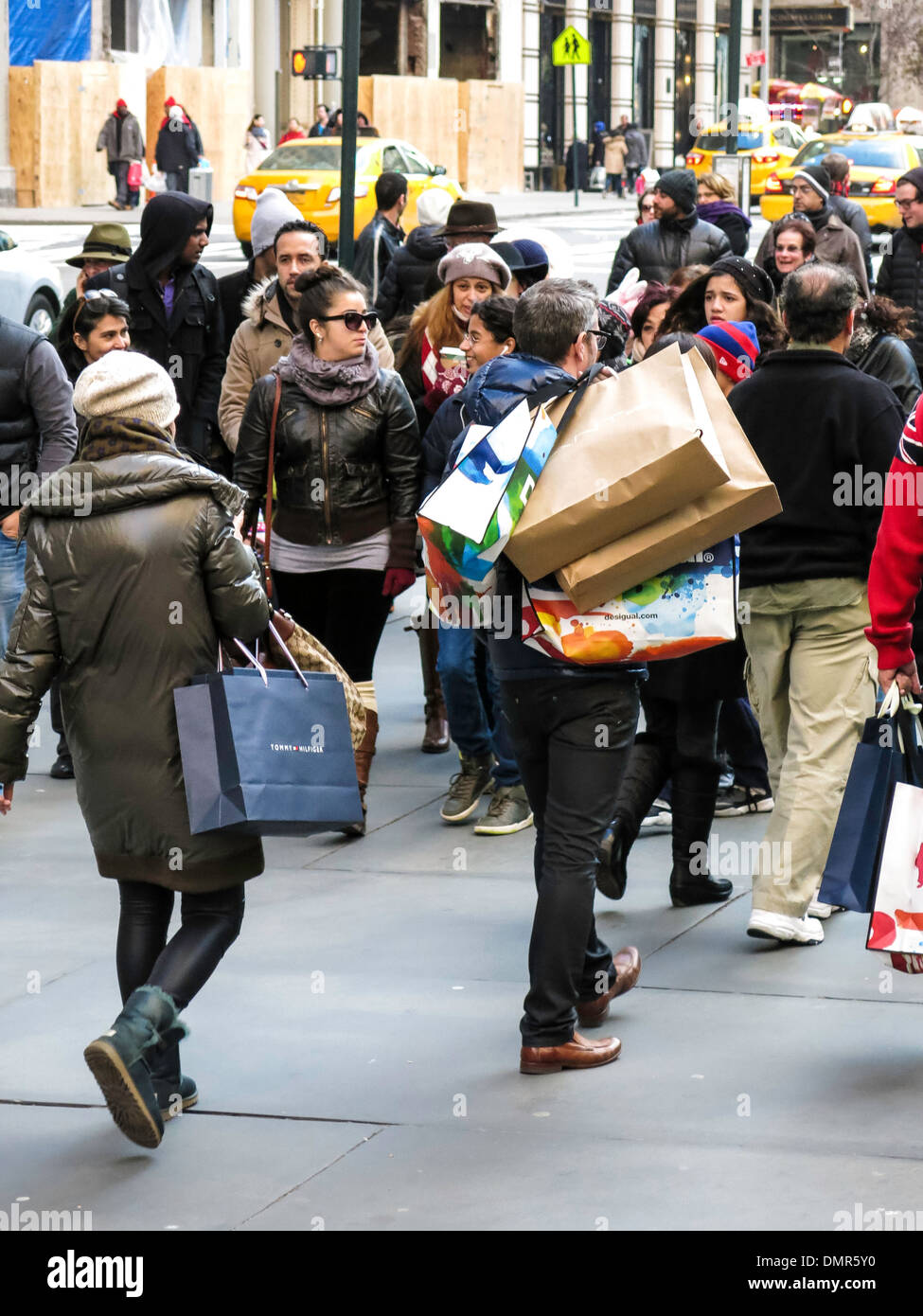 Massen von Shopper am schwarzen Freitag, NYc, USA Stockfoto