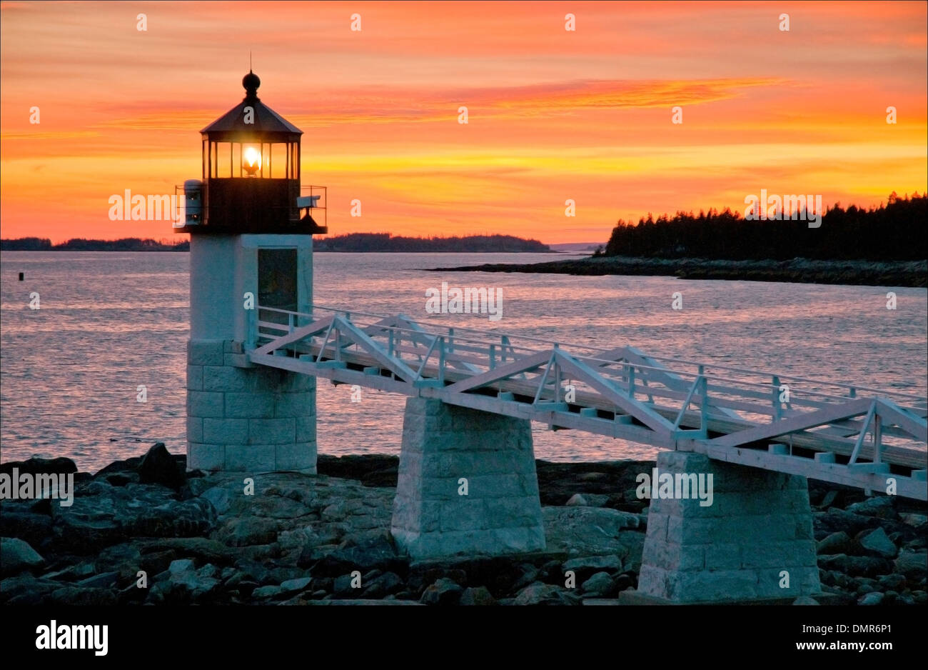 Sonnenuntergang über Marshall Point Leuchtturm in Port Clyde, Maine. Stockfoto