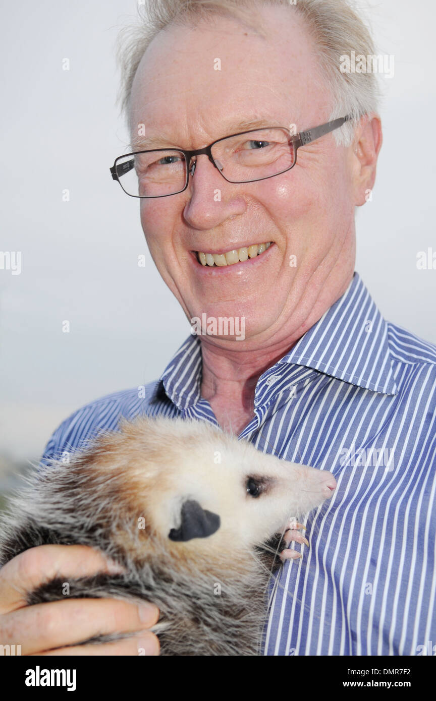 Chuck Scarborough besucht einen Charity-Vorteil für Evelyn Alexander Wildlife Rescue Center in Southampton Hampton Bays New York- Stockfoto