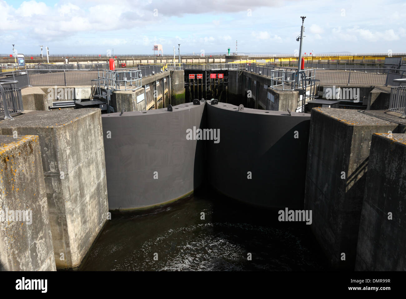 Ansicht von Schlössern mit geschlossenen Schleusentore, Cardiff Bay Barrage, Wales, Vereinigtes Königreich Stockfoto