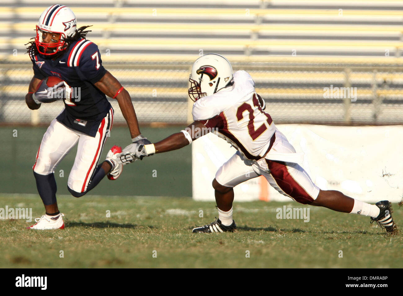 Florida Atlantic Cornerback Erick Mcintosh (21) führt vorbei an Louisiana Monroe Cornerback Otis Briefmarken (21). Louisiana Monroe Warhawks besiegte Florida Atlantic Owls 27-25 Lockhart Stadium in The Sun Belt Conference Öffner für beide Schulen. (Kredit-Bild: © Ben Hicks/Southcreek Global/ZUMApress.com) Stockfoto
