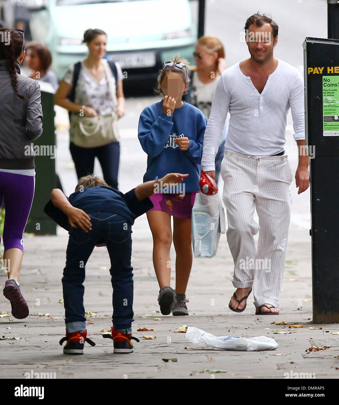 Jude Law mit seiner Tochter Iris und Sohn Ohrfeigen Rudy zu Fuß durch Primrose Hill in London Rudy scherzhaft seinen Hintern an Stockfoto