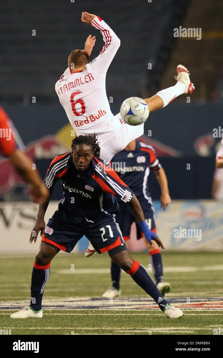 New England Revolution #21 Mittelfeldspieler Shalrie Joseph kommt mit den Ball gegen Red Bulls #6 Mittelfeldspieler Seth Stammler. Die New York Red Bulls gebunden New England Revolution 1: 1 im Giants Stadium in Rutherford, New Jersey. (Kredit-Bild: © Anthony Gruppuso/Southcreek Global/ZUMApress.com) Stockfoto