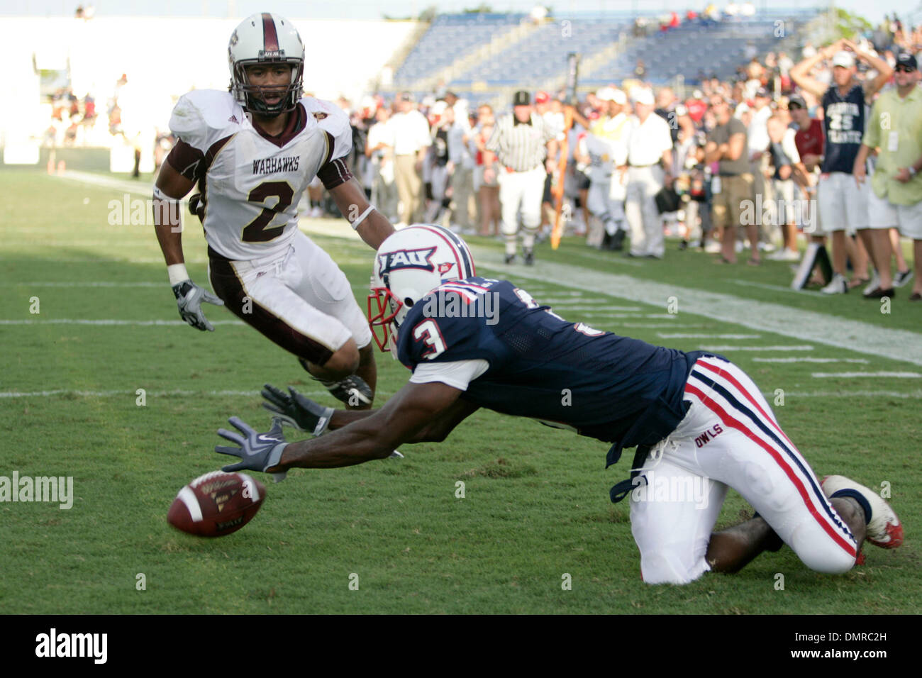 Florida Atlantic Wide Receiver Lester Jean (3) fehlt nur einen Pass wie Louisiana Monroe Sicherheit Greg James (2) blickt auf. Louisiana Monroe Warhawks besiegte Florida Atlantic Owls 27-25 Lockhart Stadium in The Sun Belt Conference Öffner für beide Schulen. (Kredit-Bild: © Ben Hicks/Southcreek Global/ZUMApress.com) Stockfoto