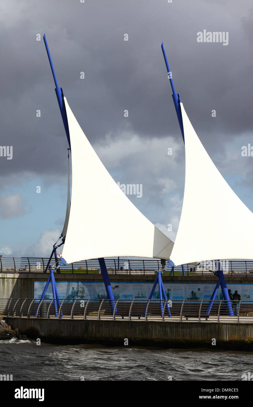 Denkmal in Form eines Segel am Ufer der Bucht von Cardiff, Wales, Vereinigtes Königreich Stockfoto