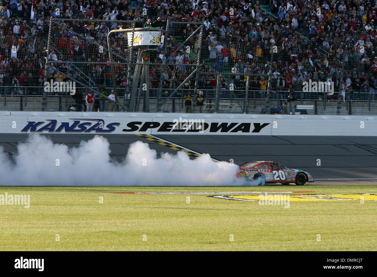 3. Oktober 2009: Joey Logano bedeutet einen Sieg Burnout nach Kansas Lottery 300 Kyle Busch zu gewinnen. NASCAR Nationwide Series Kansas Lottery 300 aus Kansas Speedway, Kansas City, KS. (Kredit-Bild: © Tyson Hofsommer/Southcreek Global/ZUMApress.com) Stockfoto