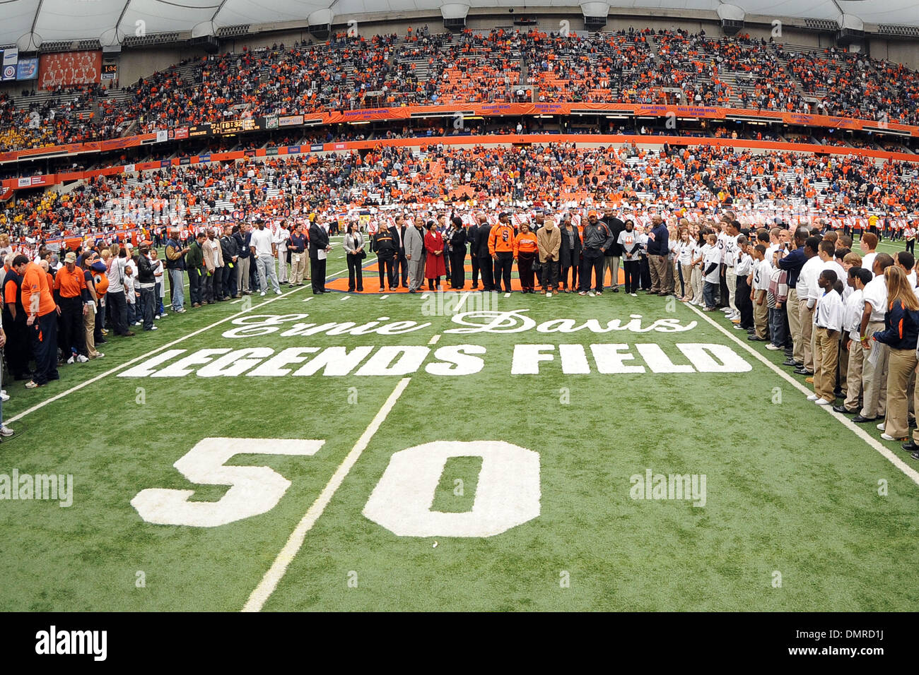 Zur Halbzeit der Syracuse Orange ihres Fachs nach dem späten Ernie Davis und die Legenden von Syrakus Leichtathletik benannt. Auf der Seite war ja Syrakus und NFL große Jim Brown, Martin Luther King III und die Familie von Ernie Davis für die Zeremonie der Carrier Dome in Syracuse, New York. (Kredit-Bild: © Michael Johnson/Southcreek Global/ZUMApress.com) Stockfoto