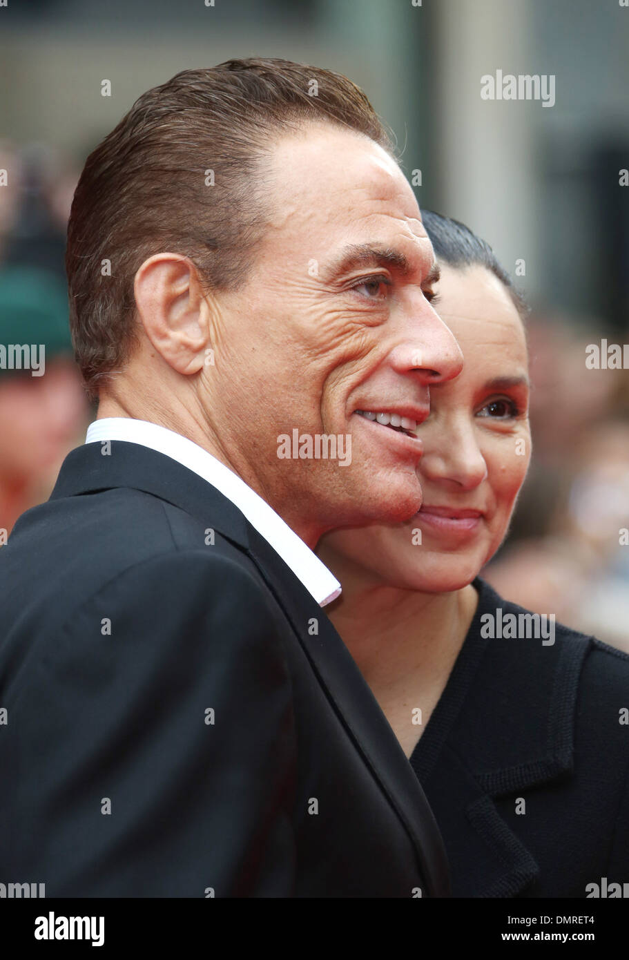 Jean-Claude Van Damme und Frau Gladys Portugues "The Expendables 2" UK Premiere statt auf Empire Leicester Square - Ankünfte Stockfoto