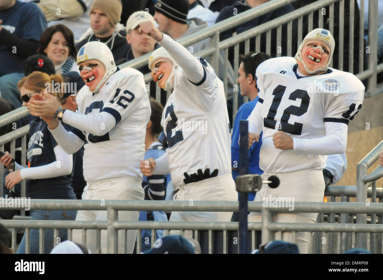 Penn State Nittany Lions-Fans in Kostüm während eines Spiels gegen die Ohio State Buckeyes Beaver Stadium in Pennsylvania State College. Ohio State University gewann das Spiel 24 / 7. (Kredit-Bild: © Mark Konezny/Southcreek Global/ZUMApress.com) Stockfoto