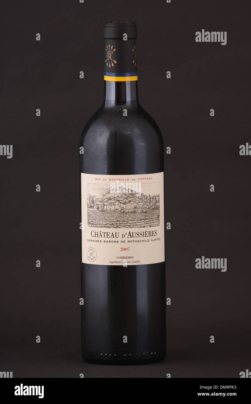 Eine Flasche französischen roten Wein, Chateau d'Aussieres 2007, Domaines Barons de Rothschild Lafite, Corbieres, Frankreich Stockfoto