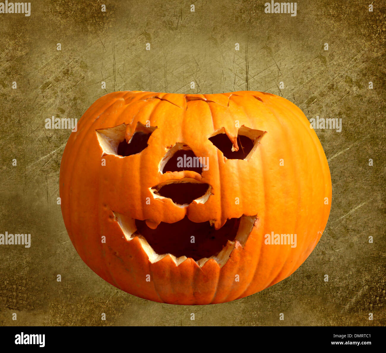 Halloween-Kürbis mit Grimasse auf dunklen Grunge Hintergrund. Stockfoto