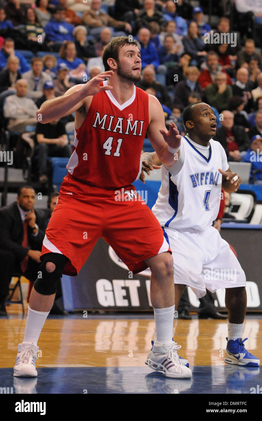 Miami (Ohio) Red Hawks zentrieren Adam Fletcher (41) Türme über Buffalo Bulls Guard Rodney Pierce (4) während eines Spiels in der Alumni-Arena in Buffalo, New York. Buffalo hat gewonnen 73-55. (Kredit-Bild: © Mark Konezny/Southcreek Global/ZUMApress.com) Stockfoto