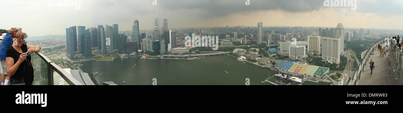 Sturm über Singapur. Blick von oben auf die Marina Bay Sands Hotel, Singapur. Genähte Panorama. Stockfoto