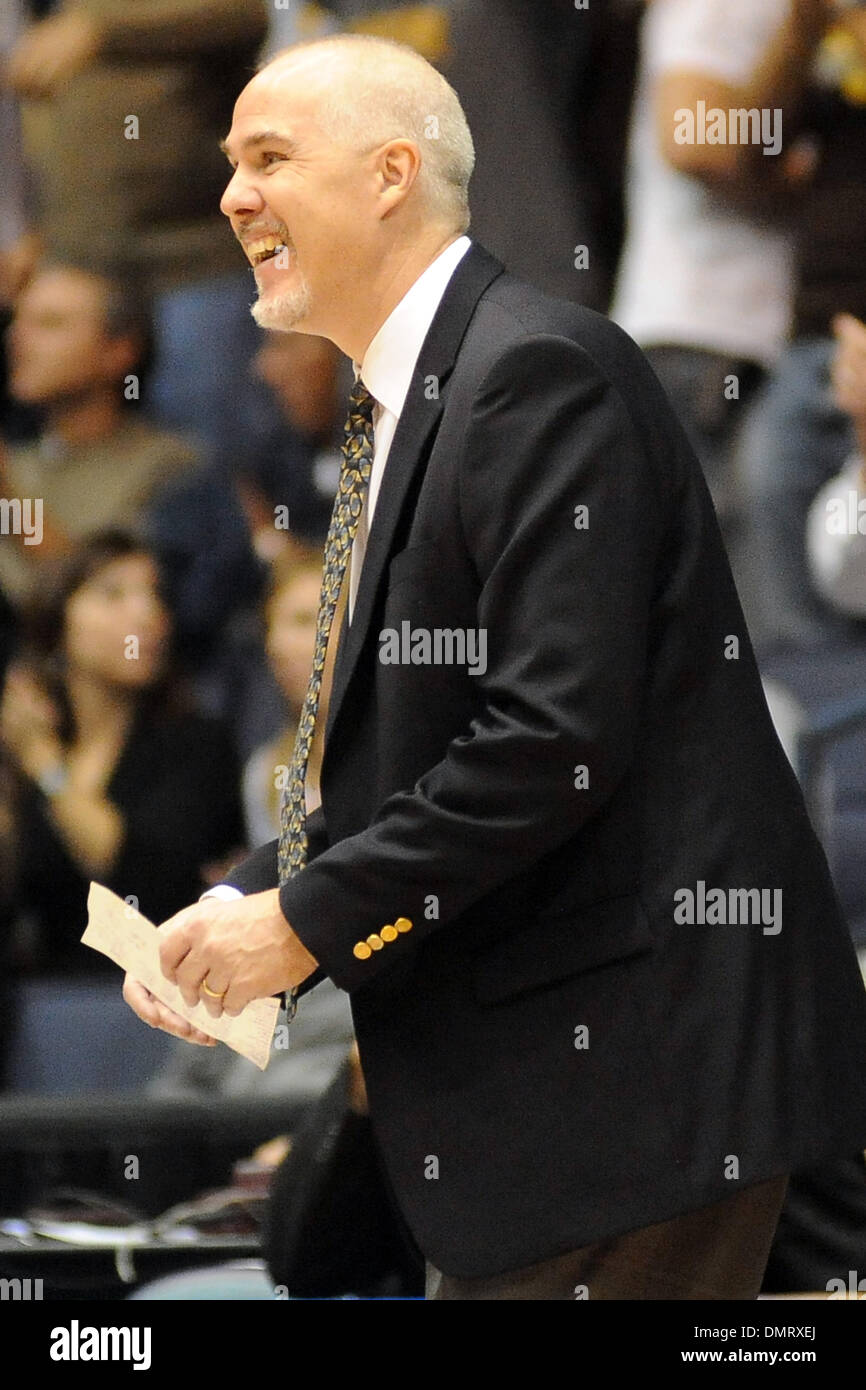 St. Bonaventure Cheftrainer Mark Schmidt hat ein Lachen nach einem Spiel in der zweiten Hälfte. St. Bonaventure setzte das Spiel 69-68, St. John's an die Blue Cross Arena in Rochester, NY. (Kredit-Bild: © Michael Johnson/Southcreek Global/ZUMApress.com) Stockfoto