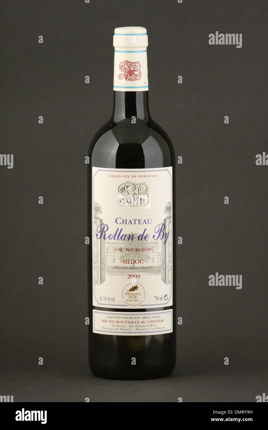 Eine Flasche französischen roten Wein, Château Rollan de von 2009, Cru Bourgeois Medoc, Medaille d ' or Paris 2011, Bordeaux, Frankreich Stockfoto