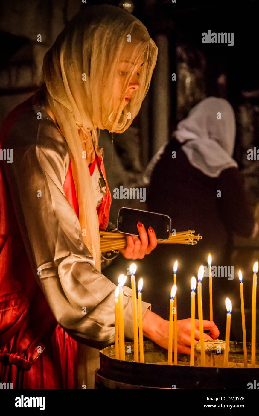 Eine christliche Pilger Frauen lichter Gebet Kerzen in der Kirche des  Heiligen Grabes Stockfotografie - Alamy