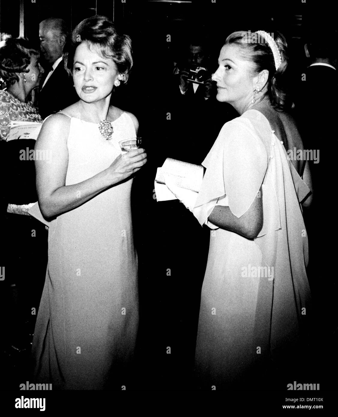 15. Dezember 2013 - Joan Fontaine, Oscar-Preisträgerin in Director Hitchcocks 1941-Film "Verdacht" und bekannt für ihre Arbeit in "Rebecca", gestorben. Sie war 96. Im Bild: Datum unbekannt - OLIVIA DE HAVILLAN und JOAN FONTAINE. Fontaine hatte eine lebenslange Fehde gegen ihre Schwester, den Oscar zu gewinnen. (Kredit-Bild: © Globe Photos/ZUMAPRESS.com) Stockfoto