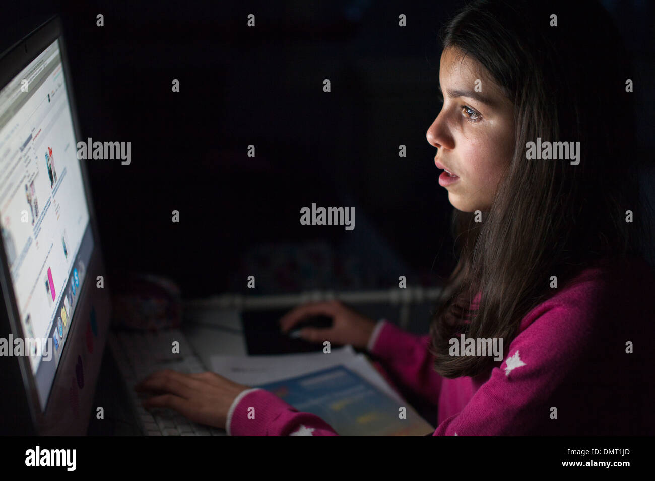 Teenager-Mädchen am computer Stockfoto