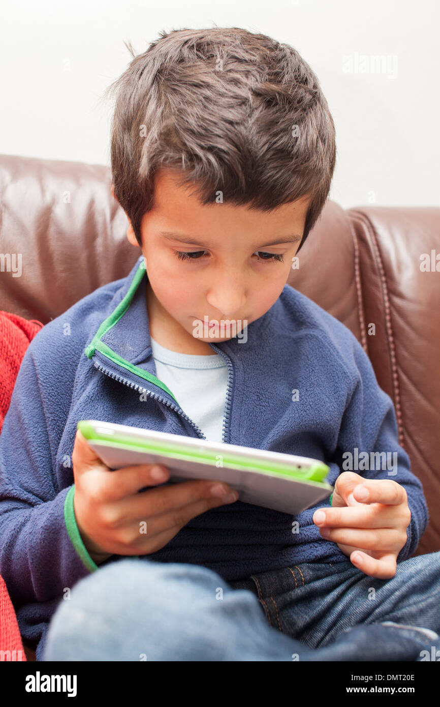 Kinder Surfen im Internet auf einem Tablet computer Stockfoto