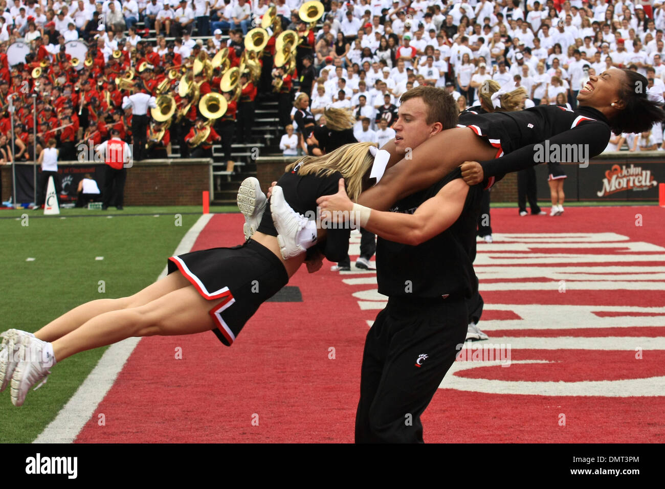 26. September 2009: Fresno State University of Cincinnati. Nippert Stadion: UC Cheerleader (Kredit-Bild: © John Longo/Southcreek Global/ZUMApress.com) Stockfoto