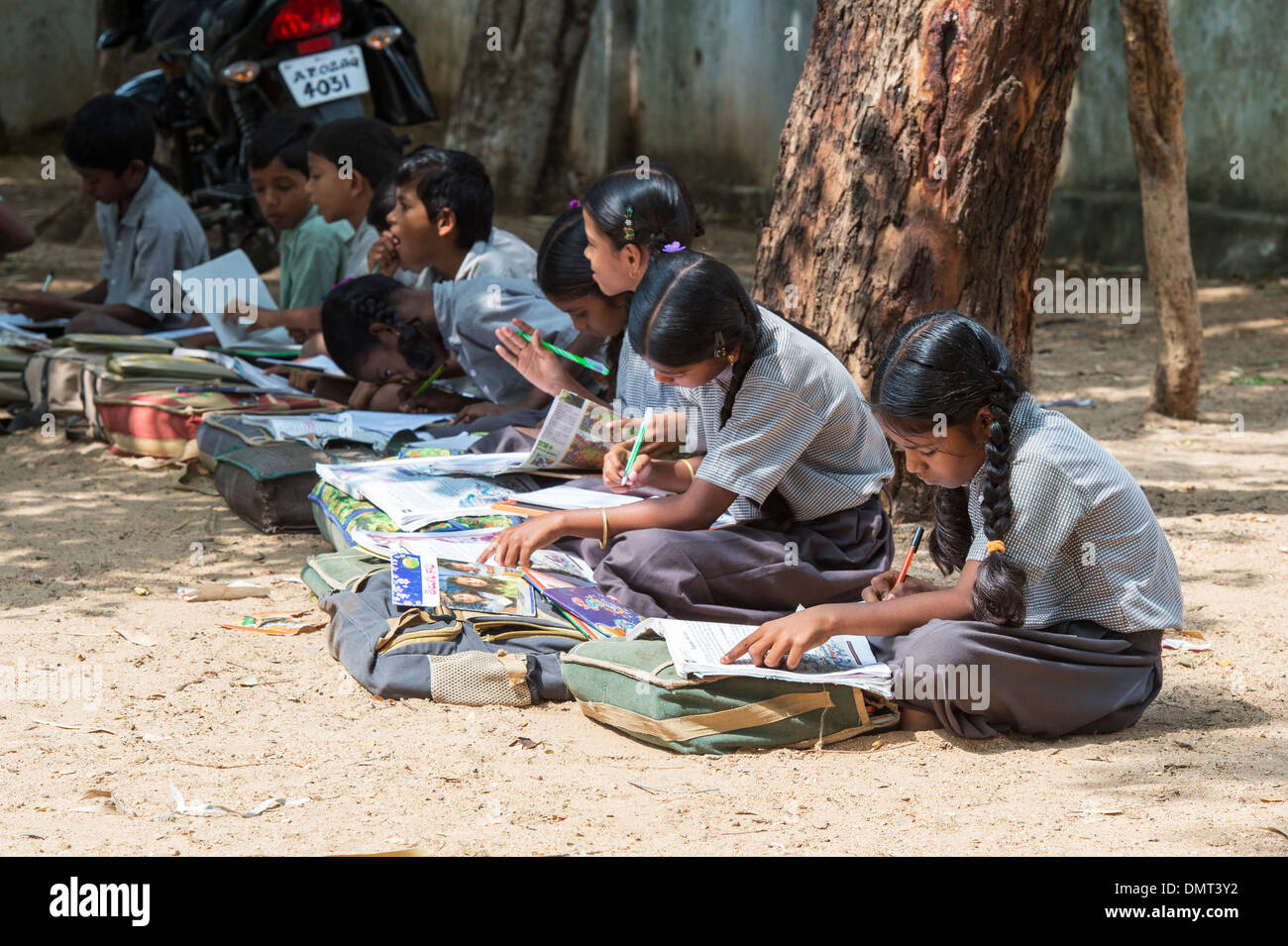 Indische Bauerndorf Schulkinder in einer externen Klasse Schularbeiten zu tun. Andhra Pradesh, Indien Stockfoto