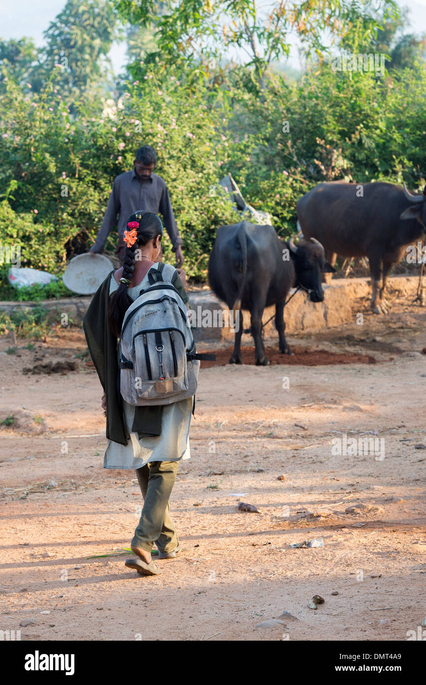 Ländliche indischen Teenager-Mädchen zu Fuß durch ihr Dorf zur Schule zu gehen. Andhra Pradesh, Indien Stockfoto