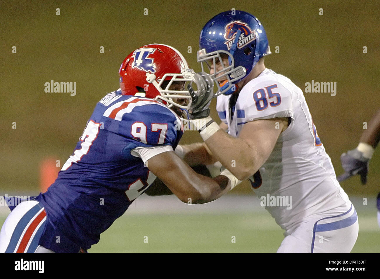 6. November 2009: Boise State Tight End Tommy Gallarda (85) Blocke Louisiana Tech Defensive end Kwame Jordan (97) während der Spielaktion zwischen die Boise State Broncos und die Louisiana Tech Bulldogs im Joe Alliet Stadium in Ruston, Louisiana (Credit-Bild: © Donald Seite/Southcreek Global/ZUMApress.com) Stockfoto