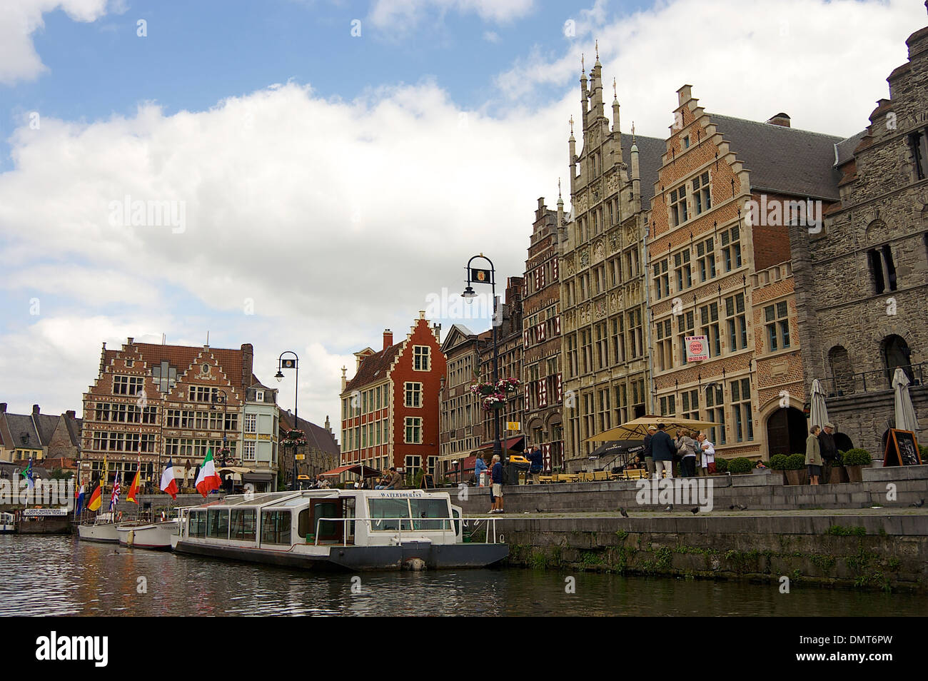 Flusskreuzfahrtschiffe angedockt neben mittelalterlichen Architektur in Gent, Belgien Stockfoto