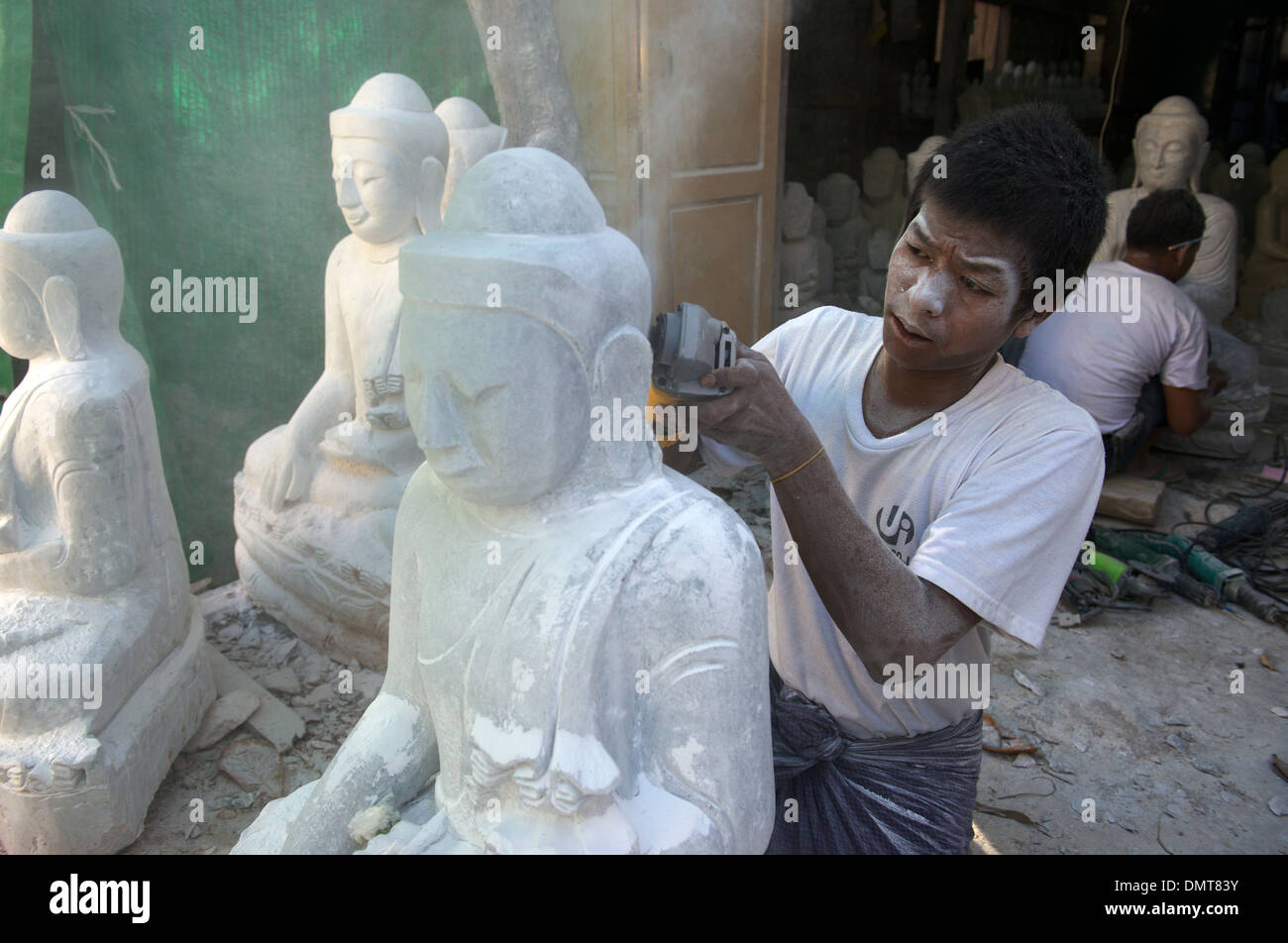 Schleifen Marmor zu geformten buddhistischen Formen, Amarapura. verlassene Stadt, Mandalay, Myanmar (Burma). Stockfoto