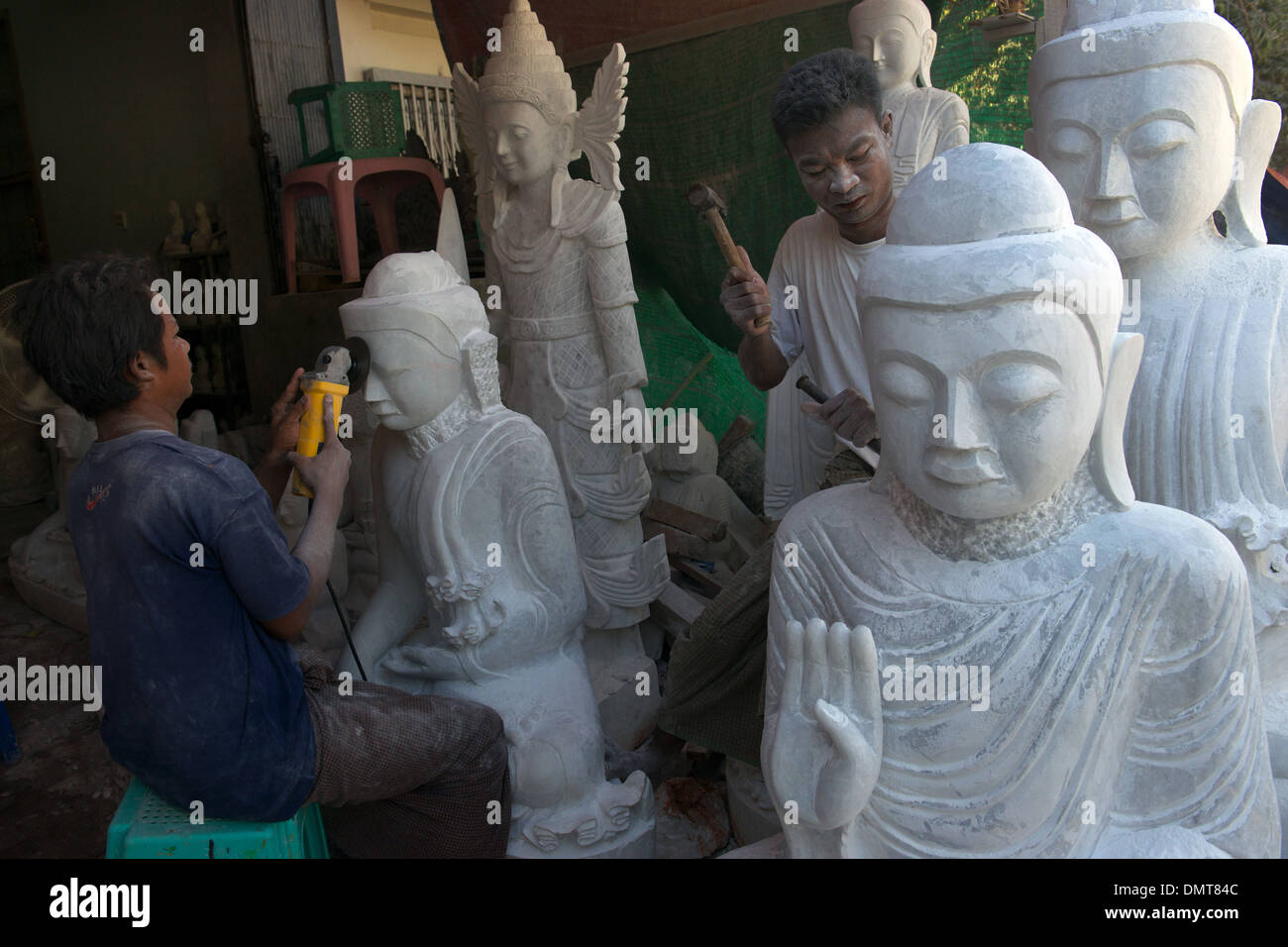 Schleifen Marmor zu geformten buddhistischen Formen, Amarapura. verlassene Stadt, Mandalay, Myanmar (Burma). Stockfoto