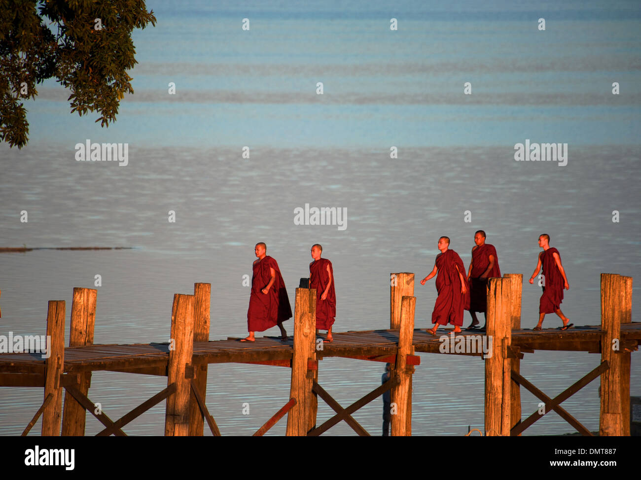 Buddhistische Mönche U Bein Brücke auf dem Weg zu ihr Kloster, Amarapura. verlassene Stadt, Mandalay, Myanmar (Burma). Stockfoto