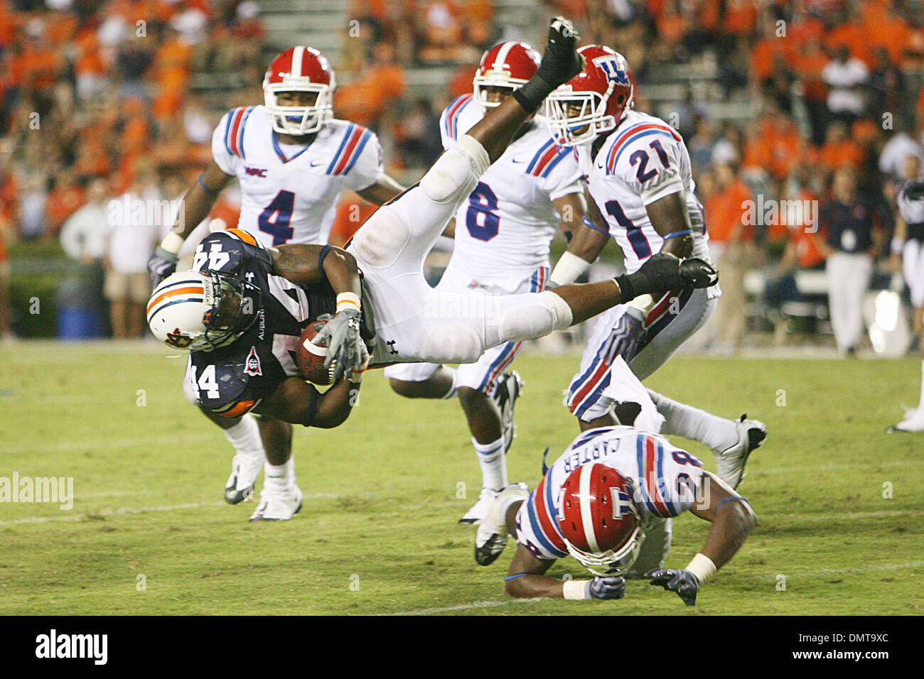 5. September 2009: Senior Running Ben Tate, 44, fliegt durch die Luft, nachdem er von Louisiana Tech Cornerback Terry Carter, 28 während der Matchup zwischen Louisiana Tech University und Auburn University im Jordan-Hare Stadium in Auburn, AL getroffen (Credit-Bild: © Donald Seite/Southcreek Global/ZUMApress.com) Stockfoto