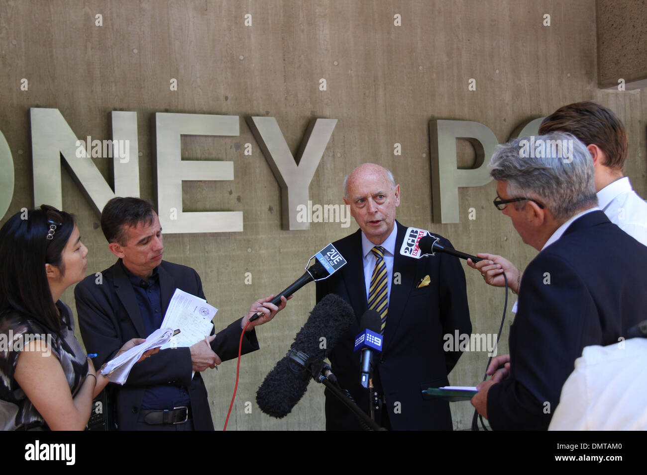 Außerhalb Sydney Polizei Zentrum, Goulburn Street, Sydney, Sydney, NSW, Australien. 17. Dezember 2013. Michael Lonie, New South Wales State Director National Retail Association spricht zu den Medien über die Operation Lightfingers. Offiziere in Redfern Region Durchsetzung Kader, unterstützt von der Polizei aus Sydney City, Leichhardt und östlichen Vororten lokalen Bereich Befehle, befestigt arbeitete in Verbindung mit Verlust Prävention Personal aus einer Reihe von Kaufhäusern und gezielte systematische Eigentum Diebstahl. Bildnachweis: Richard Milnes/Alamy Live-Nachrichten Stockfoto