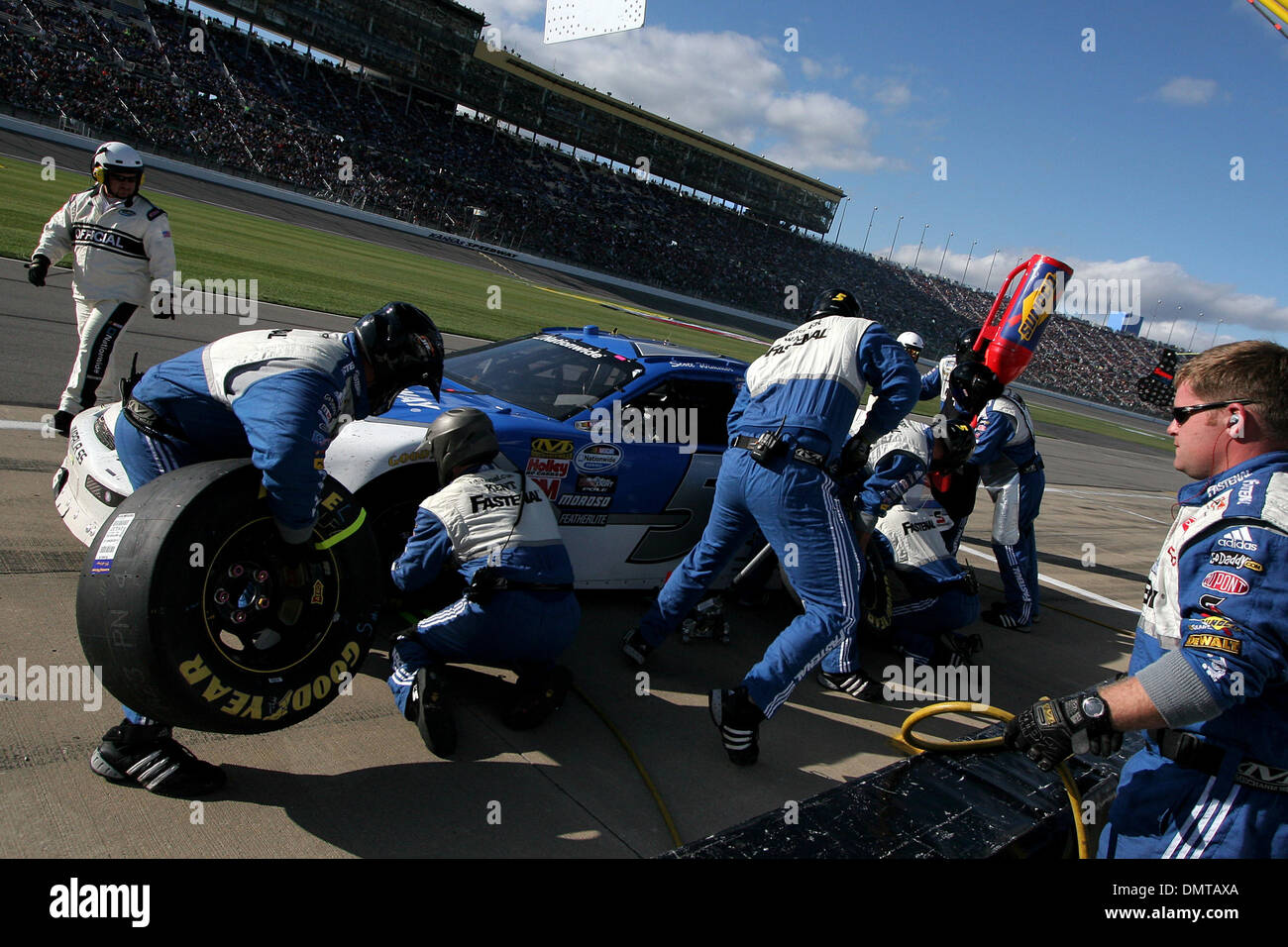 Bundesweite Serie Fahrer Scott Wimmer #5 macht einen Boxenstopp während der Kansas Lottery 300 Samstag auf dem Kansas Speedway in Kansas City, KS. (Kredit-Bild: © Jakob Paulsen/Southcreek Global/ZUMApress.com) Stockfoto