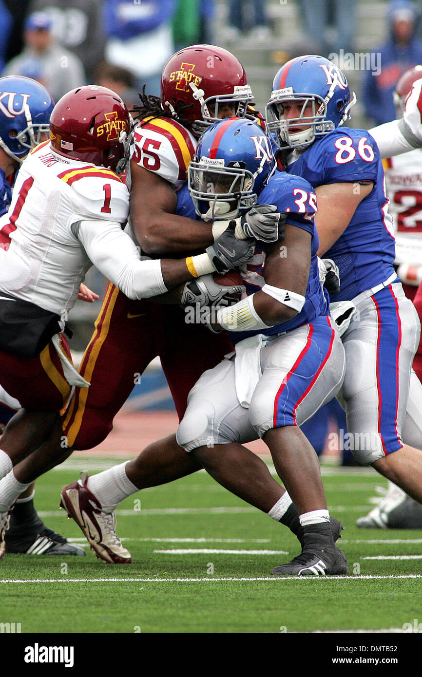 Kansas-Runningback, die Toben Opurum (35) nach vorne mit Hilfe von Kansas-Tight-End Tim Biere (86) gegen Iowa State defensive schiebt Christopher Lyle (55) und Iowa State Cornerback David Sims (1) während Kansas' 41-36-Sieg über Iowa State Memorial Stadium Samstag ausklingen. (Kredit-Bild: © Jakob Paulsen/Southcreek Global/ZUMApress.com) Stockfoto