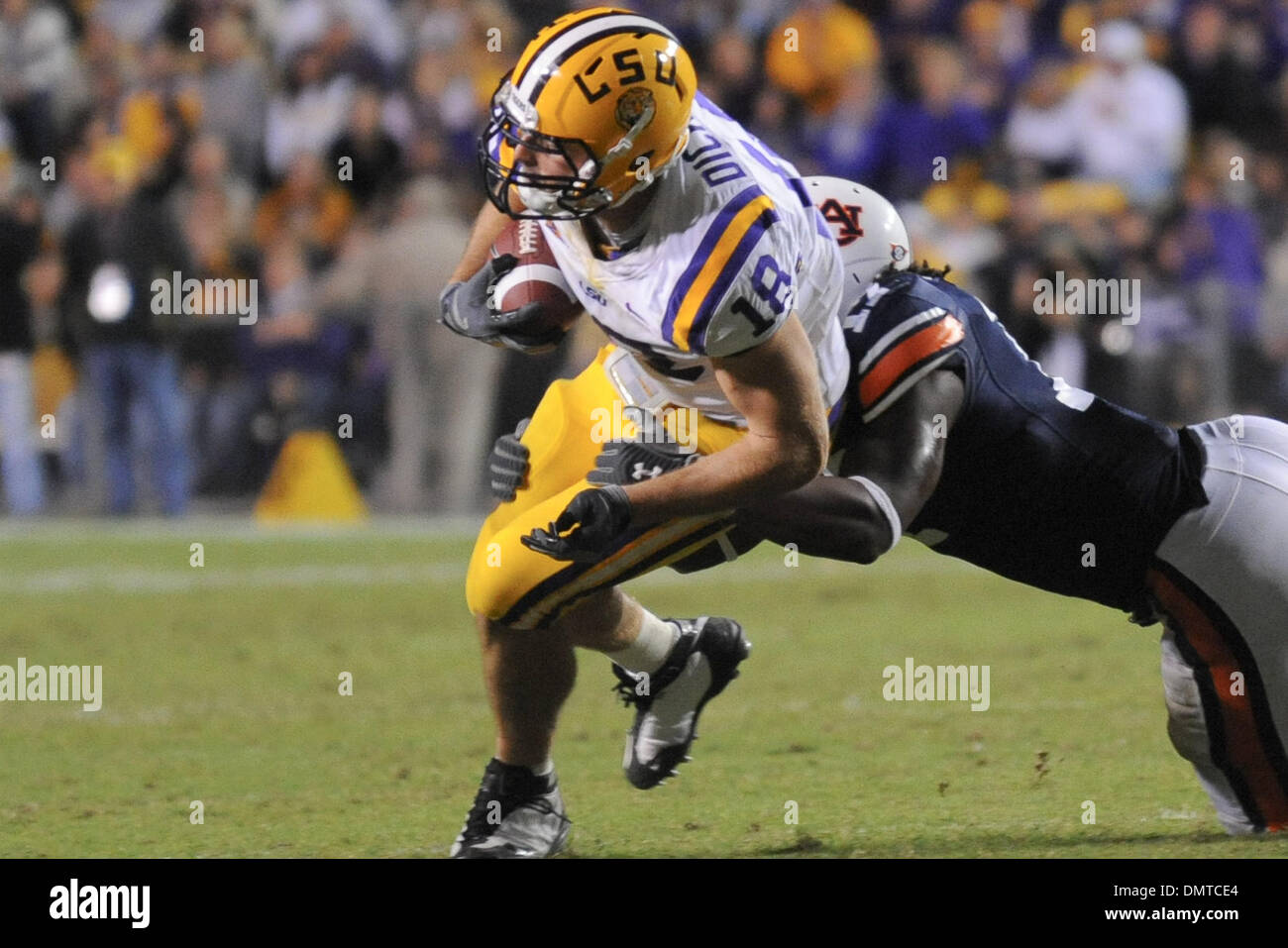 LSU-Tight-End, #18 Richard Dickson, während Samstagabend SEC West Matchup zwischen der Auburn Tigers und die LSU Tigers.  LSU würde das Spiel 31-10 zu gewinnen. (Kredit-Bild: © Stacy Revere/Southcreek Global/ZUMApress.com) Stockfoto